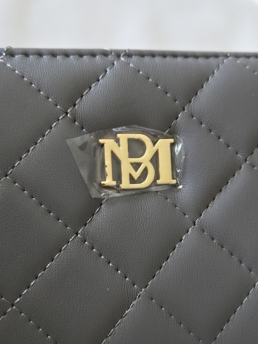 Badgley Mischka NWT Gray Quilted Zip Wallet with Gold Tone Logo - Picture 8 of 9